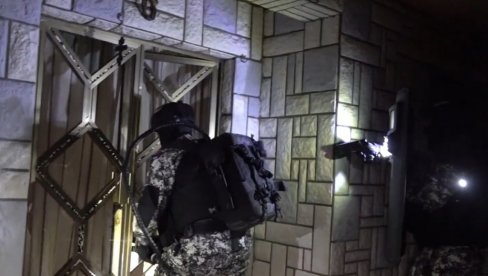 ПОЛИЦИЈА ОБАРА МУШКАРЦА И СТАВЉА МУ ЛИСИЦЕ: Снимак хапшења криминалне групе у Лозници осумњичене за трговину људима ПОЛИЦИЈА ОБАРА МУШКАРЦА И СТАВЉА МУ ЛИСИЦЕ: Снимак хапшења криминалне групе у Лозници осумњичене за трговину људима
