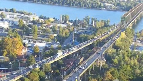 КОЛОНЕ ВОЗИЛА ЗАКРЧИЛЕ ГРАД: Велике саобраћајне гужве у овим деловима Београда (ФОТО) КОЛОНЕ ВОЗИЛА ЗАКРЧИЛЕ ГРАД: Велике саобраћајне гужве у овим деловима Београда (ФОТО)