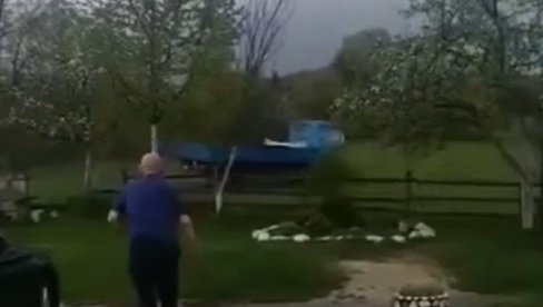 NAJJAČI SMO NAROD: Hit snimak nasmejao region - Kamion pobegao sa šlepera, ljudi ga jurili po njivi (VIDEO)