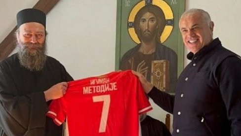 DELEGACIJA ZVEZDE POSETILA HILANDAR: Crkva je najveći stub srpstva DELEGACIJA ZVEZDE POSETILA HILANDAR: Crkva je najveći stub srpstva