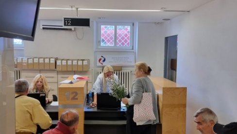 ПО ПЕНЗИОНЕРСКЕ КАРТИЦЕ У ОПШТИНУ: Шалтери у Земуну раде за најстарије суграђане од 7.30 до 15.30 ПО ПЕНЗИОНЕРСКЕ КАРТИЦЕ У ОПШТИНУ: Шалтери у Земуну раде за најстарије суграђане од 7.30 до 15.30