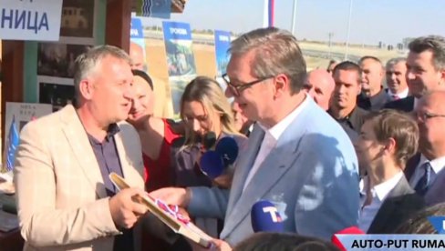 DIVNI POKLONI ZA VUČIĆA: Azbuka u zlatovezu i specijalna čestitka od najmlađih (FOTO) DIVNI POKLONI ZA VUČIĆA: Azbuka u zlatovezu i specijalna čestitka od najmlađih (FOTO)