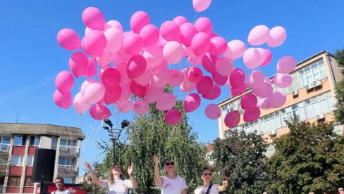 СИМБОЛИЧНО ПУШТЕНИ РОЗЕ БАЛОНИ: На Градском тргу у Смедереву одржана трибина Превенција карцинома дојке (ФОТО) СИМБОЛИЧНО ПУШТЕНИ РОЗЕ БАЛОНИ: На Градском тргу у Смедереву одржана трибина Превенција карцинома дојке (ФОТО)