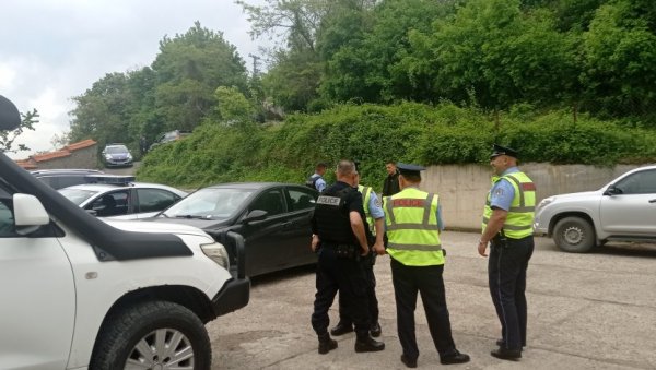 ПРИВЕЛИ СРБИНА ЗБОГ МАЈИЦЕ: Такозвана косовска полиција наставља са малтретирањем нашег народа у покрајини ПРИВЕЛИ СРБИНА ЗБОГ МАЈИЦЕ: Такозвана косовска полиција наставља са малтретирањем нашег народа у покрајини