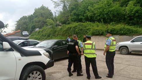 ПРИВЕЛИ СРБИНА ЗБОГ МАЈИЦЕ: Такозвана косовска полиција наставља са малтретирањем нашег народа у покрајини ПРИВЕЛИ СРБИНА ЗБОГ МАЈИЦЕ: Такозвана косовска полиција наставља са малтретирањем нашег народа у покрајини