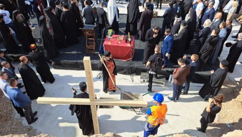 НА РАДОСТ ВЕРУЈУЋЕГ НАРОДА: Патријарх Порфирије и митрополит Јоаникије освештали камен темељац цркве и гимназије Свети Сава (ВИДЕО) НА РАДОСТ ВЕРУЈУЋЕГ НАРОДА: Патријарх Порфирије и митрополит Јоаникије освештали камен темељац цркве и гимназије Свети Сава (ВИДЕО)