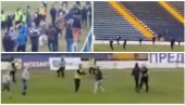 HAOS: Tuča navijača nasred terena ostavila duel Smederevo - OFK Beograd u drugom planu (VIDEO)