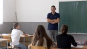 ZNANJE BEZ REPOVANJA: Hiphoper Dušan Koprivica radi u školi kao profesor istorije ZNANJE BEZ REPOVANJA: Hiphoper Dušan Koprivica radi u školi kao profesor istorije