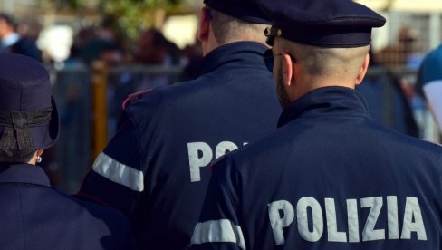 МЛАДИЋ ПОГИНУО НА ПЛАЖИ: Затрпао га песак док је копао рупу - ужас у Италији