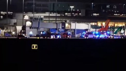 АВИОН ОПКОЉЕН ЗБОГ ПРЕТЊЕ БОМБОМ: Драма на аеродрому у Манчестеру (ФОТО) АВИОН ОПКОЉЕН ЗБОГ ПРЕТЊЕ БОМБОМ: Драма на аеродрому у Манчестеру (ФОТО)