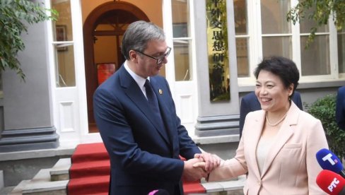 VUČIĆ SA ČEN BO U KINI: Obišli Kineski institut za međunarodne studije u Pekingu (VIDEO) VUČIĆ SA ČEN BO U KINI: Obišli Kineski institut za međunarodne studije u Pekingu (VIDEO)