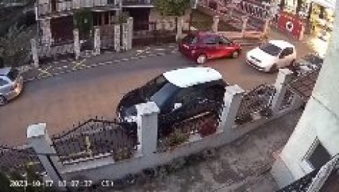 УРНЕБЕСАН СНИМАК ПАРКИРАЊА У БЕОГРАДУ: Муке живе, а возач жена (ВИДЕО) УРНЕБЕСАН СНИМАК ПАРКИРАЊА У БЕОГРАДУ: Муке живе, а возач жена (ВИДЕО)