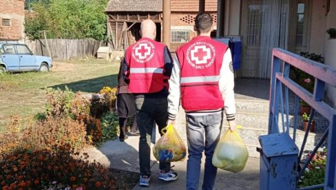 „SELU U POHODE“ U DONJEM VIDOVU: Paketi namirnica i higijene za socijalno ugrožene (FOTO)