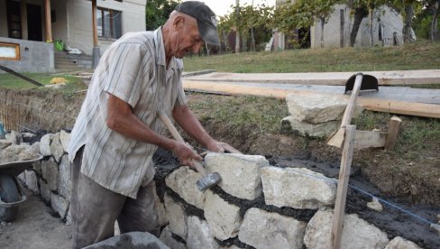 ZIDA I U DEVETOJ DECENIJI: Milen Jovanović čitav život radio od jutra, do mraka, a posla ima na pretek (FOTO)