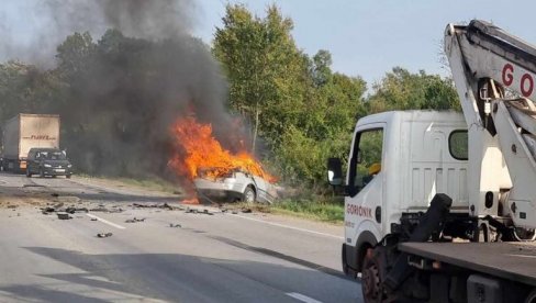 САОБРАЋАЈНА НЕЗГОДА НА ПУТУ СМЕДЕРЕВО -ПОЖАРЕВАЦ: Сударили се теретно и путничко возило, аутомобил  гори