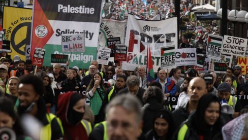 VIŠE OD STO HILJADA LJUDI NA ULICAMA LONDONA: Skandirali Slobodna Palestina pa zahtevali prekid vatre u Gazi VIŠE OD STO HILJADA LJUDI NA ULICAMA LONDONA: Skandirali Slobodna Palestina pa zahtevali prekid vatre u Gazi