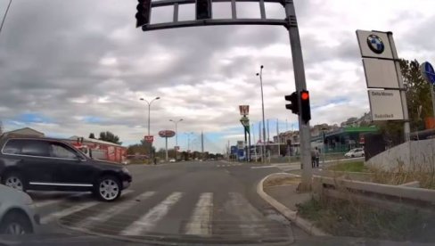 JOŠ JEDAN BAHATI VOZAČ UHVAĆEN NA DELU: Prestrojavanje na crveno usred raskrsnice (VIDEO) JOŠ JEDAN BAHATI VOZAČ UHVAĆEN NA DELU: Prestrojavanje na crveno usred raskrsnice (VIDEO)