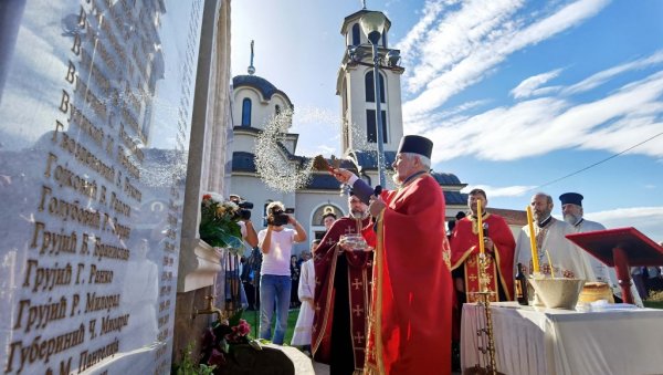 ОКАМЕЊЕНЕ СУЗЕ ЗА УБИЈЕНЕ ПЕЋАНЦЕ У порти храма у Земуну јуче освештано обележје Србима који су страдали од НАТО и ОВК