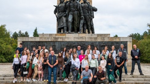 PRIJATELJSTVA ZA CEO ŽIVOT: Završeno četvorodnevno druženje gimnazijalaca iz Novog Sada i Lapljeg sela sa Kosova i Metohije PRIJATELJSTVA ZA CEO ŽIVOT: Završeno četvorodnevno druženje gimnazijalaca iz Novog Sada i Lapljeg sela sa Kosova i Metohije