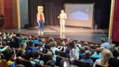 ПРЕДСТАВА “ПАЖЉИВКОВА СМОТРА“: Позориште у Параћину било препуно првака (ФОТО) ПРЕДСТАВА “ПАЖЉИВКОВА СМОТРА“: Позориште у Параћину било препуно првака (ФОТО)