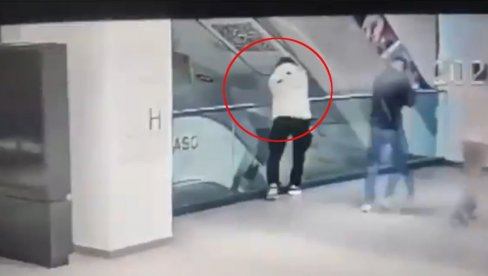 NAPADAČ OTVORIO VATRU PRED PROLAZNICIMA: Prvi snimci pucnjave u tržnom centru u Skoplju (VIDEO) NAPADAČ OTVORIO VATRU PRED PROLAZNICIMA: Prvi snimci pucnjave u tržnom centru u Skoplju (VIDEO)