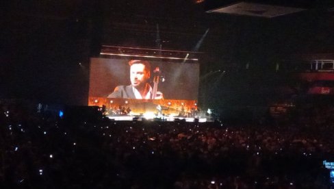 BUNTOVNIK ZA VIOLONČELOM: Stjepan Hauser priredio pravu muzičku magiju (FOTO/VIDEO) BUNTOVNIK ZA VIOLONČELOM: Stjepan Hauser priredio pravu muzičku magiju (FOTO/VIDEO)