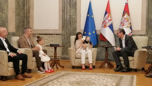 DIVNE SLIKE IZ PREDSEDNIŠTVA: Vučić u društvu malog Lazara - Predsednik dočekao porodicu Janković sa KiM (FOTO) DIVNE SLIKE IZ PREDSEDNIŠTVA: Vučić u društvu malog Lazara - Predsednik dočekao porodicu Janković sa KiM (FOTO)