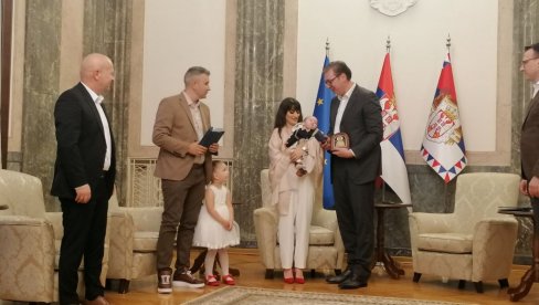 ВУЧИЋ: На КиМ већи наталитет него у остатку Србије - У породилишту у Пасјану је рођено сада већ 1.045 деце ВУЧИЋ: На КиМ већи наталитет него у остатку Србије - У породилишту у Пасјану је рођено сада већ 1.045 деце