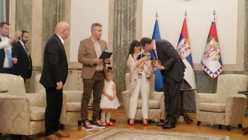 VUČIĆ SA PORODICOM JANKOVIĆ SA KIM Predsednik o kumčetu Lazaru: Pitaću patrijarha da ga krsti (VIDEO) VUČIĆ SA PORODICOM JANKOVIĆ SA KIM Predsednik o kumčetu Lazaru: Pitaću patrijarha da ga krsti (VIDEO)