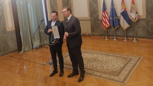 ВУЧИЋ УРУЧИО ОРДЕН ГРЕНЕЛУ: Истински пријатељ, допринео миру и стабилности у региону (ВИДЕО) ВУЧИЋ УРУЧИО ОРДЕН ГРЕНЕЛУ: Истински пријатељ, допринео миру и стабилности у региону (ВИДЕО)