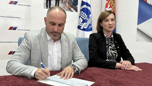 POLITIČKE PROMENE U TRSTENIKU: Najveća grupa građana prešla u SNS (FOTO) POLITIČKE PROMENE U TRSTENIKU: Najveća grupa građana prešla u SNS (FOTO)