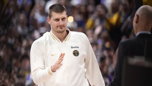 NIKOLA JOKIĆ ISPALIO PRELEPU PLAVUŠU: Ovaj detalj svima je promakao na šampionskoj ceremoniji (VIDEO) NIKOLA JOKIĆ ISPALIO PRELEPU PLAVUŠU: Ovaj detalj svima je promakao na šampionskoj ceremoniji (VIDEO)