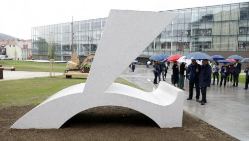 ЉУБЉАНА СЕ САД СЕЋА ПРОГОЊЕНИХ: у словеначкој престоници постављен споменик назван Ћ ЉУБЉАНА СЕ САД СЕЋА ПРОГОЊЕНИХ: у словеначкој престоници постављен споменик назван Ћ