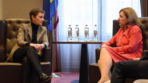 RAZGOVORI O VAŽNIM TEMAMA: Premijerka Brnabić se sastala sa komesarkom EU (FOTO) RAZGOVORI O VAŽNIM TEMAMA: Premijerka Brnabić se sastala sa komesarkom EU (FOTO)