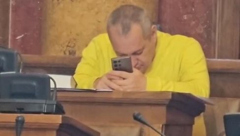 ЗАТВОРИ КАПКЕ, ПОГНУО ГЛАВУ: Миливојевић кревет заменио посланичком клупом (ВИДЕО) ЗАТВОРИ КАПКЕ, ПОГНУО ГЛАВУ: Миливојевић кревет заменио посланичком клупом (ВИДЕО)