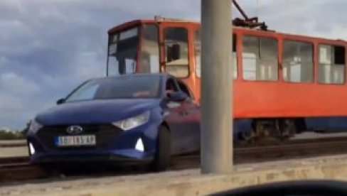 ČOVEK AUTOM KRENUO PREKO ŠINA, PA SE ZAGLAVIO: Nesvakidašnja scena na mostu na Adi (FOTO/VIDEO) ČOVEK AUTOM KRENUO PREKO ŠINA, PA SE ZAGLAVIO: Nesvakidašnja scena na mostu na Adi (FOTO/VIDEO)