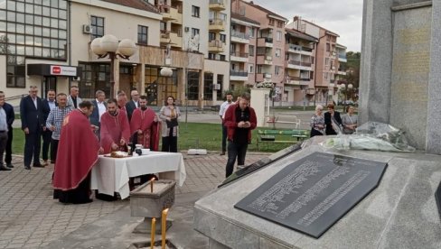 ОНИ СУ ДАЛИ ЖИВОТЕ ЗА СЛОБОДУ РС: У Угљевику служен помен за више од 300 људи који су страдали у минулом рату (ФОТО)