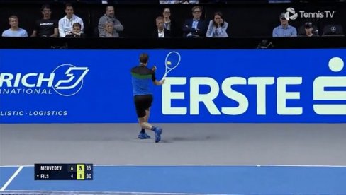ČAK SU I ŠPANSKI MEDIJI U ČUDU: Novak Đoković bi za ovo dobio doživotnu zabranu, ali njegovim rivalima se gleda kroz prste! (VIDEO) ČAK SU I ŠPANSKI MEDIJI U ČUDU: Novak Đoković bi za ovo dobio doživotnu zabranu, ali njegovim rivalima se gleda kroz prste! (VIDEO)