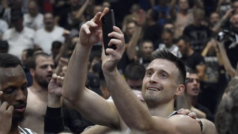 УЖИВО, СА ТЕРЕНА! Ево шта је Алекса Аврамовић урадио после победе над Звездом у Евролиги, гробари ће бити одушевљени УЖИВО, СА ТЕРЕНА! Ево шта је Алекса Аврамовић урадио после победе над Звездом у Евролиги, гробари ће бити одушевљени