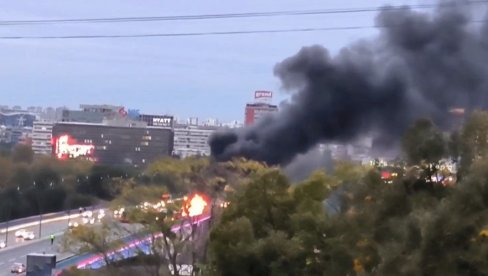 ДРАМАТИЧНИ ПРИЗОРИ НА БРАНКОВОМ МОСТУ: Запалио се аутобус, црни дим куља у небо (ВИДЕО) ДРАМАТИЧНИ ПРИЗОРИ НА БРАНКОВОМ МОСТУ: Запалио се аутобус, црни дим куља у небо (ВИДЕО)