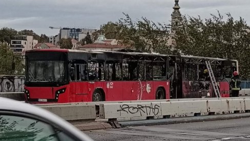 ОБУСТАВЉЕН САОБРАЋАЈ НА БРАНКОВОМ МОСТУ: Ватра прогутала аутобус, погледајте шта је од њега остало (ФОТО) ОБУСТАВЉЕН САОБРАЋАЈ НА БРАНКОВОМ МОСТУ: Ватра прогутала аутобус, погледајте шта је од њега остало (ФОТО)