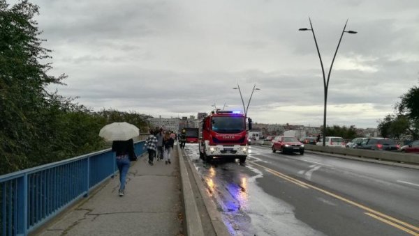 ЈЕЗИВА СЦЕНА НА БРАНКОВОМ МОСТУ: Младић виси на неколико десетина метара, разлог шокирао пролазнике