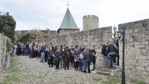 ВЕЛИКИ БРОЈ ВЕРНИКА У ЦРКВИ СВЕТЕ ПЕТКЕ: Грађани дошли на поклоњење светитељки (ФОТО/ВИДЕО) ВЕЛИКИ БРОЈ ВЕРНИКА У ЦРКВИ СВЕТЕ ПЕТКЕ: Грађани дошли на поклоњење светитељки (ФОТО/ВИДЕО)