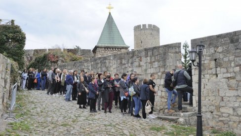 ВЕЛИКИ БРОЈ ВЕРНИКА У ЦРКВИ СВЕТЕ ПЕТКЕ: Грађани дошли на поклоњење светитељки (ФОТО/ВИДЕО)