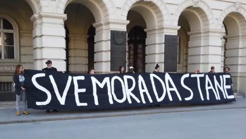 ЈАСНА РАЗЛИКА: Док је опозиција на протестима поручивала да Србија мора да стане, Вучић одговара да Србија не сме да стан ЈАСНА РАЗЛИКА: Док је опозиција на протестима поручивала да Србија мора да стане, Вучић одговара да Србија не сме да стан