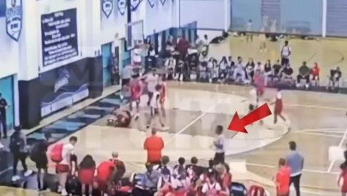 BAŠ GA JE ISKLJUČIO SA MEČA: Sudija nokautirao trenera, igrači nisu znali šta ih je snašlo (VIDEO) BAŠ GA JE ISKLJUČIO SA MEČA: Sudija nokautirao trenera, igrači nisu znali šta ih je snašlo (VIDEO)
