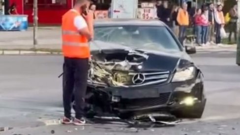 PREDNJI DEO AUTOMOBILA SMRSKAN, DRUGI ZAVŠIO NA SUPROTNOJ STRANI: Sudar u centru Novog Sada (VIDEO)