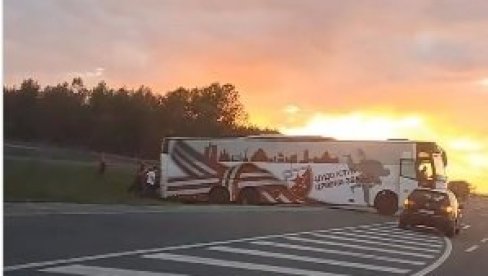 NEZGODA KOD STARE PAZOVE: Autobus džudista Crvene zvezde skliznuo s puta (VIDEO)