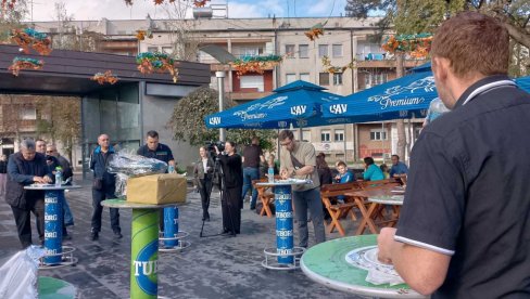 TAKMIČENJE U BRZOM JEDENJU ĆEVAPA U BANJALUCI: Strahinja sa Pala ekspresno pojeo veliku pocriju (FOTO/VIDEO)