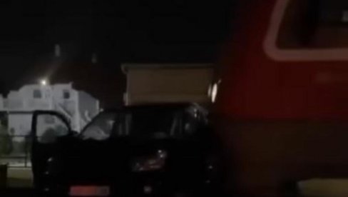 ТЕШКА САОБРАЋАЈНА НЕСРЕЋА КОД СМЕДЕРЕВА: Воз налетео на аутомобил (ВИДЕО) ТЕШКА САОБРАЋАЈНА НЕСРЕЋА КОД СМЕДЕРЕВА: Воз налетео на аутомобил (ВИДЕО)